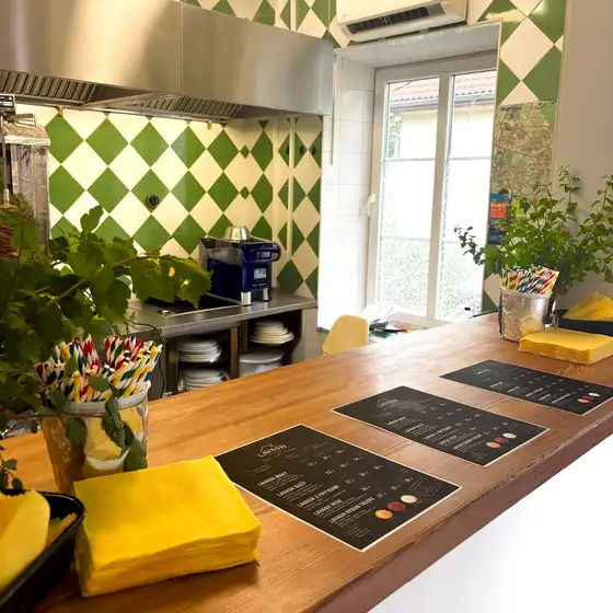 Lada z tablicami menu