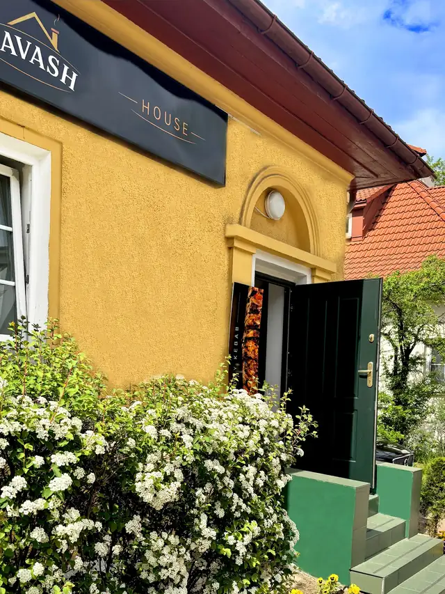 Żółty domek z szyldem